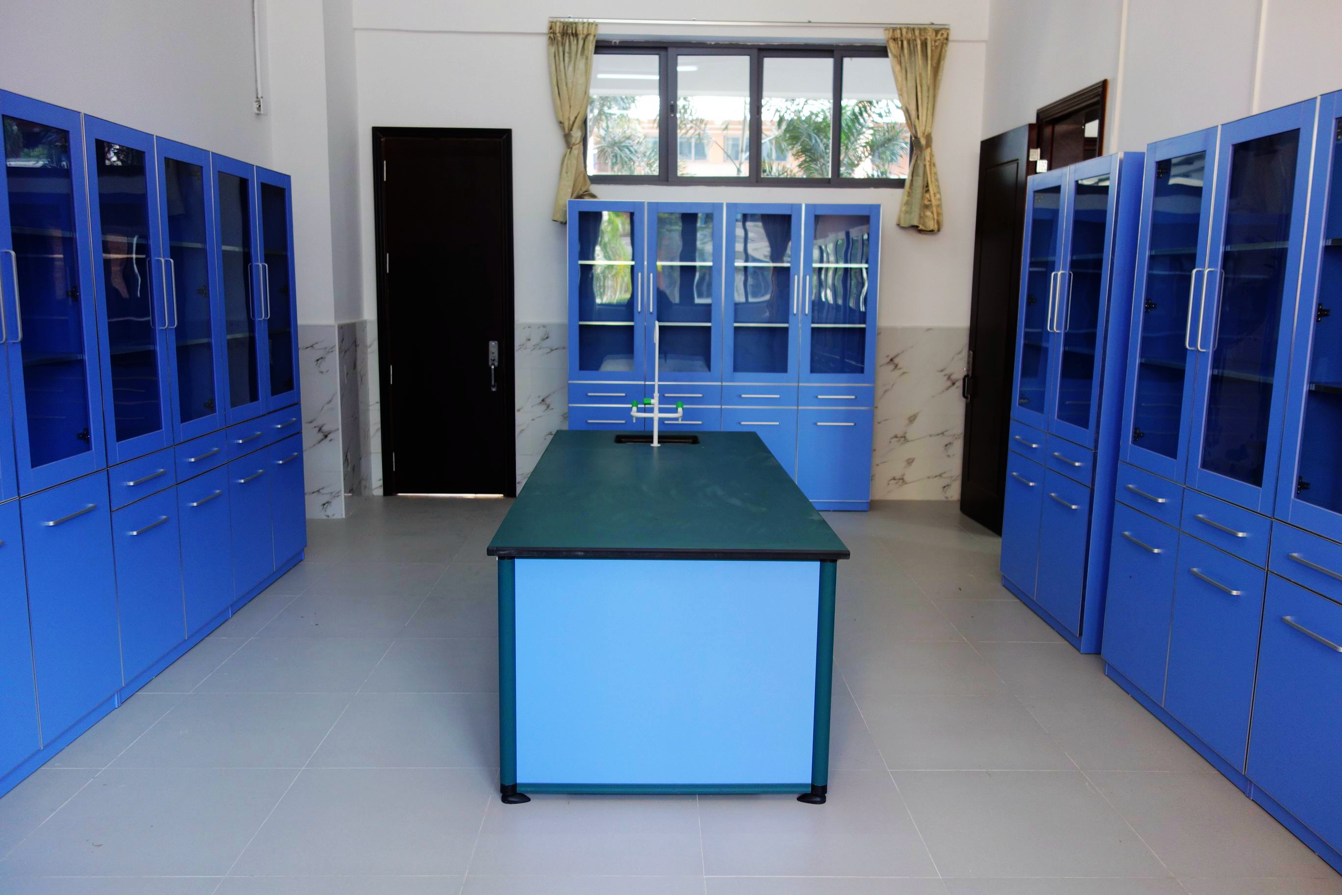 中学生物仪器室